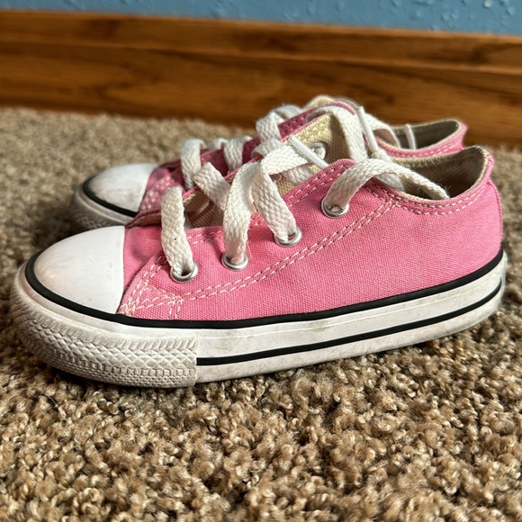 Toddler Size 7 Pink Converse - Picture 4 of 8